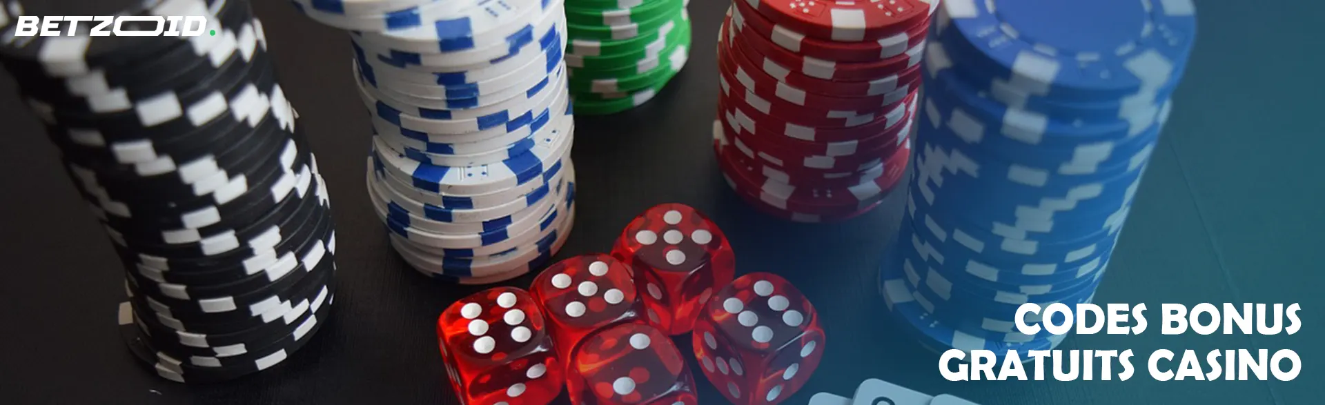 Des piles de jetons à côté de dés.