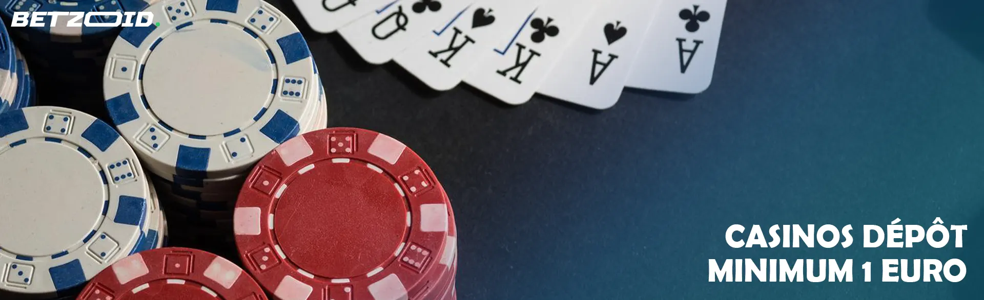 Des cartes à côté de jetons de casino.