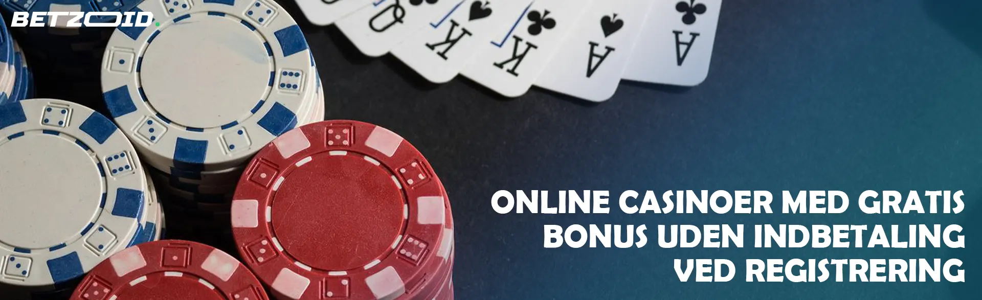 Kort ved siden af ​​pokerchips.