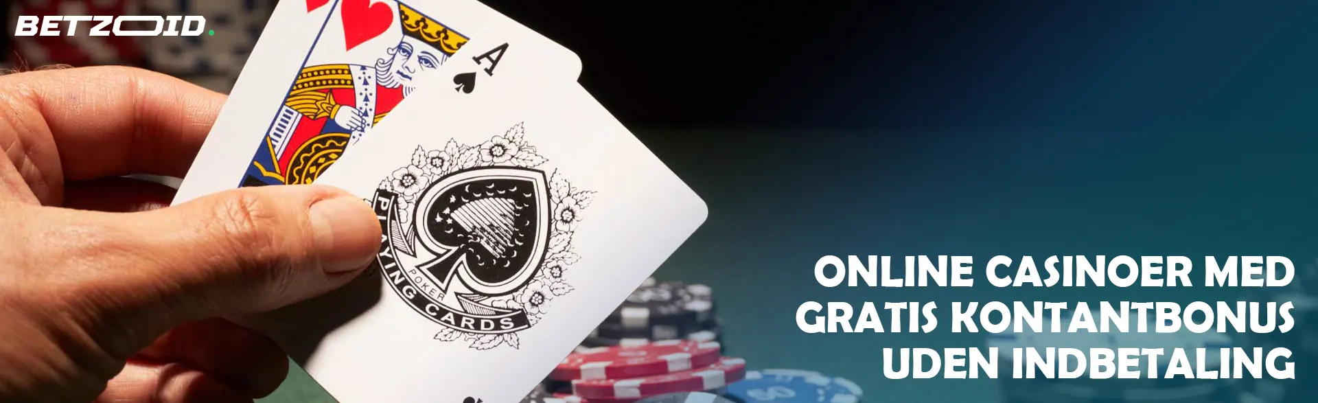 Spilleren holder kort ved siden af ​​casinojetoner.