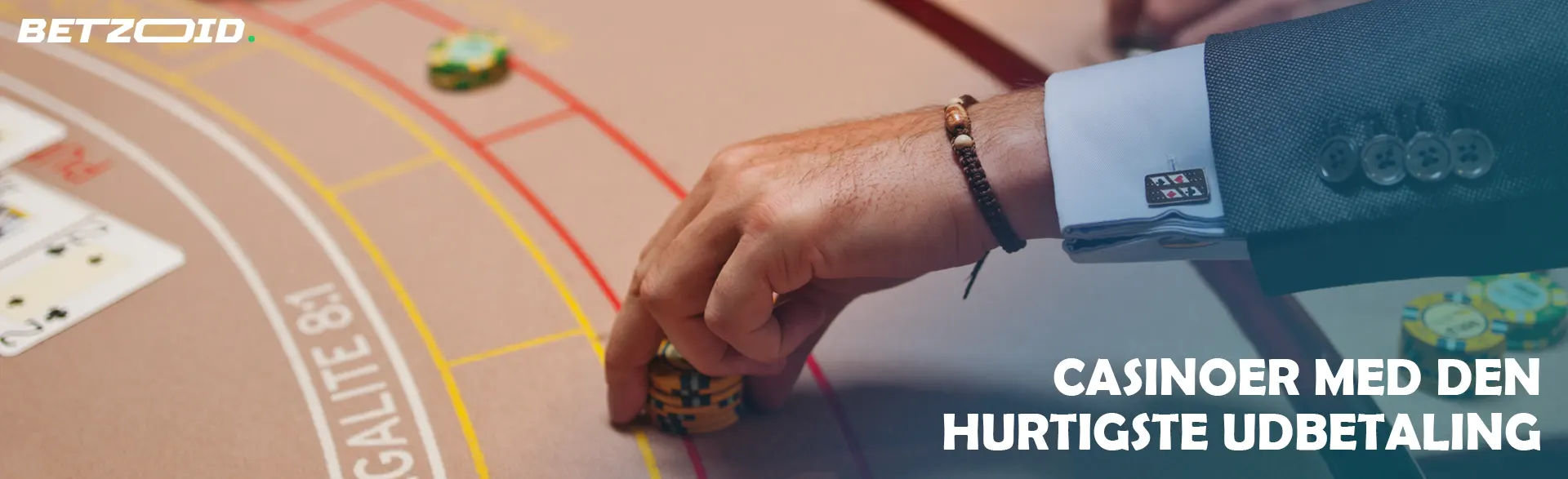 En spiller placerer chips på casinobordet.