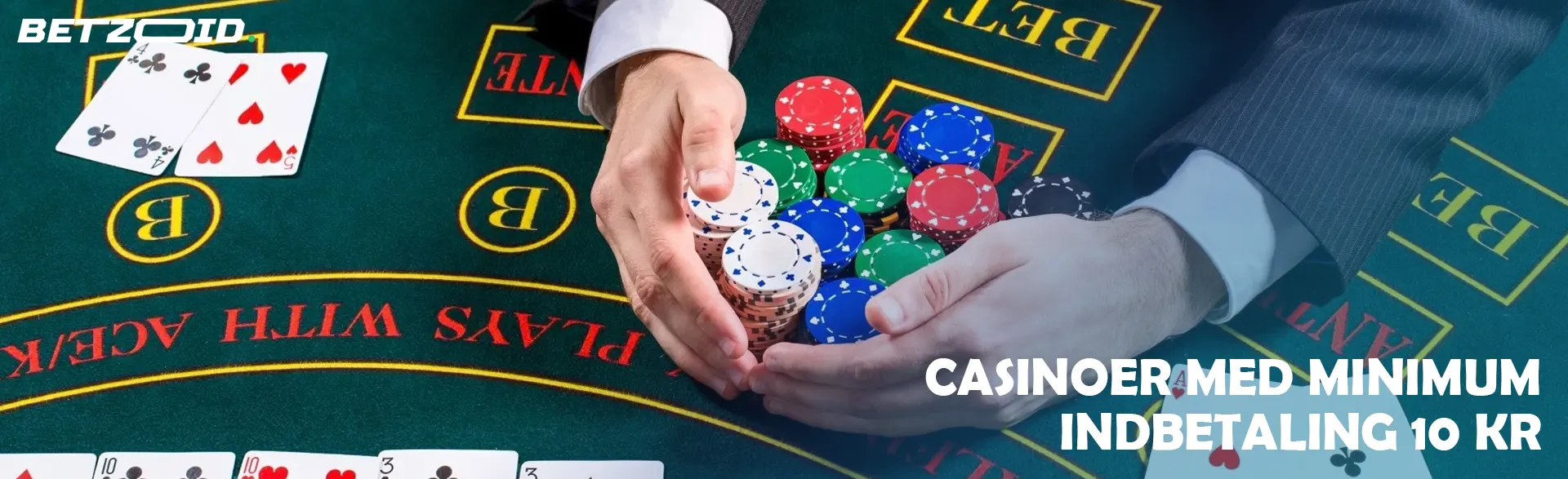 En spiller holder chips på et casinobord.