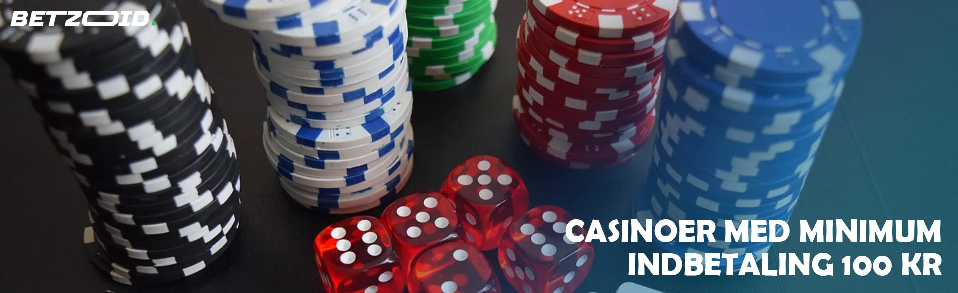 Stakker af chips ved siden af ​​terningerne.