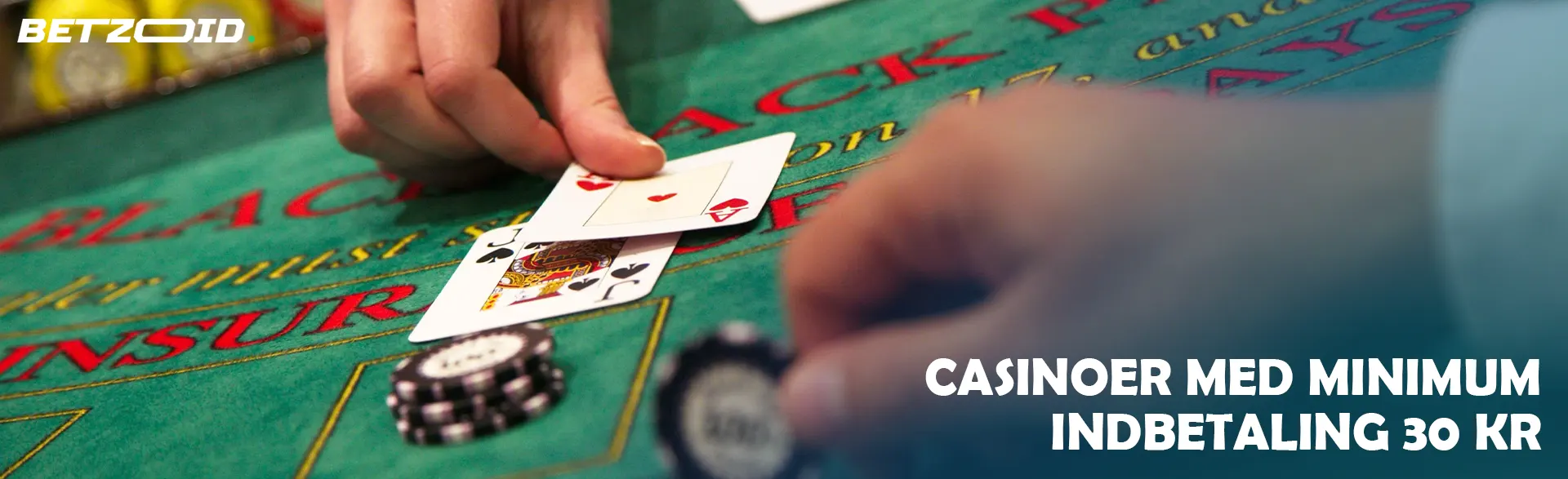 Spilleren placerer kort på casinobordet.