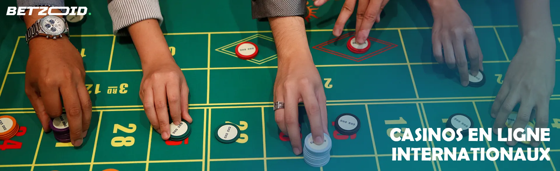 Des joueurs misent avec des jetons de casino.