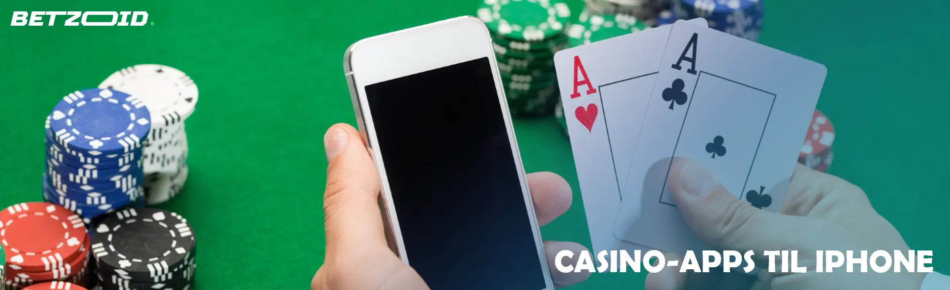En spiller holder en iPhone og kort ved siden af ​​casinochips.