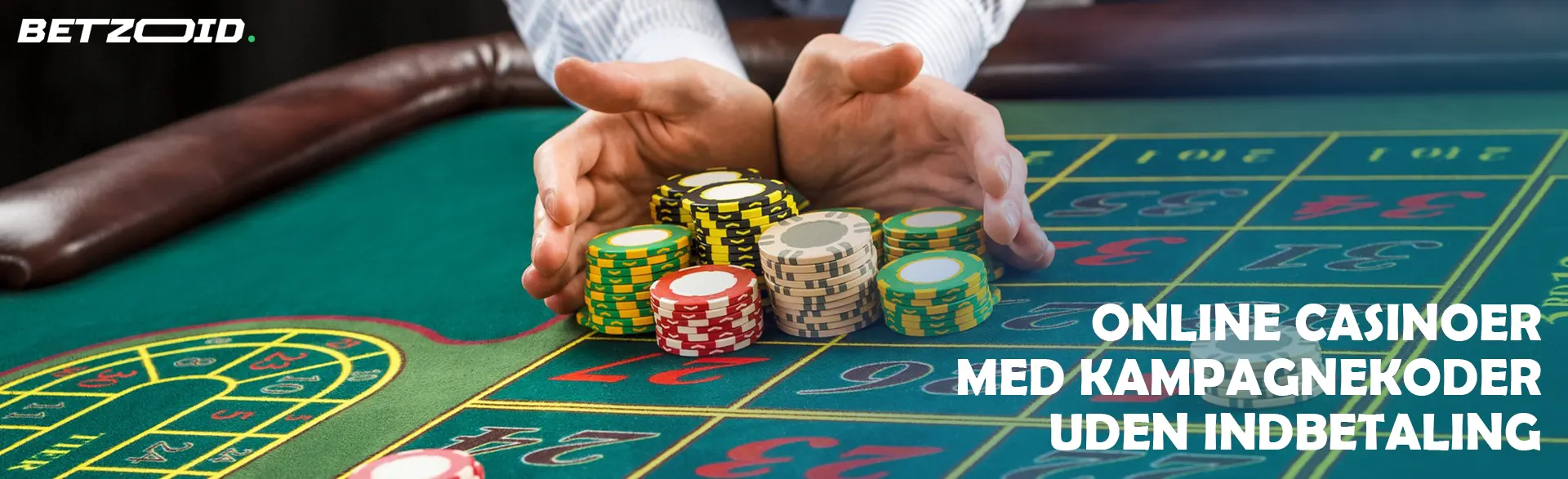 En spiller holder chips ved et casinobord.