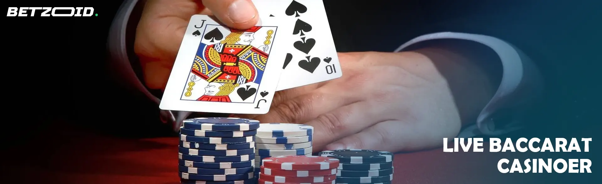 Spilleren holder kort ved siden af ​​casinojetoner.