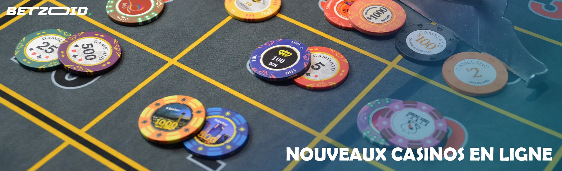 Des jetons multicolores sur la table de casino.