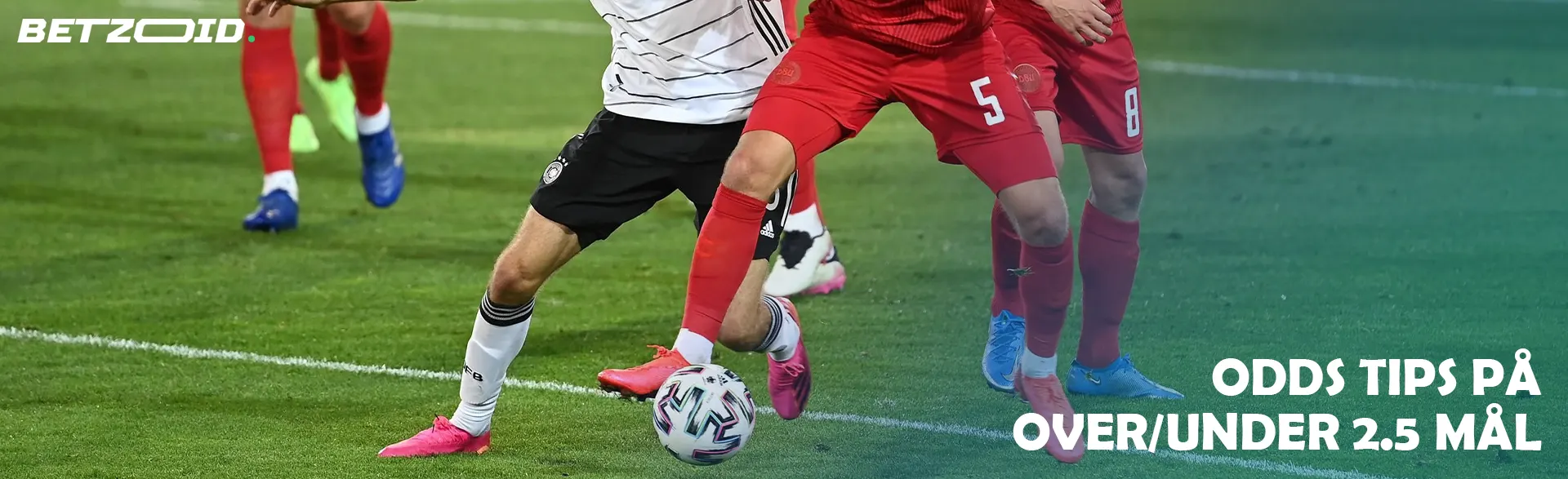 Fodboldspillere kæmper om bolden under kampen.