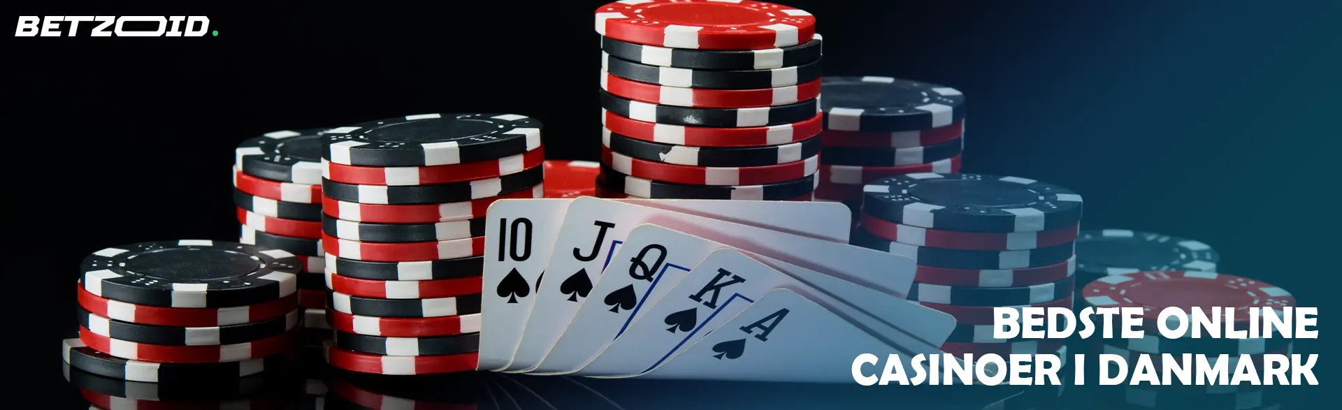 Stakker af chips og kort på en mørk baggrund.