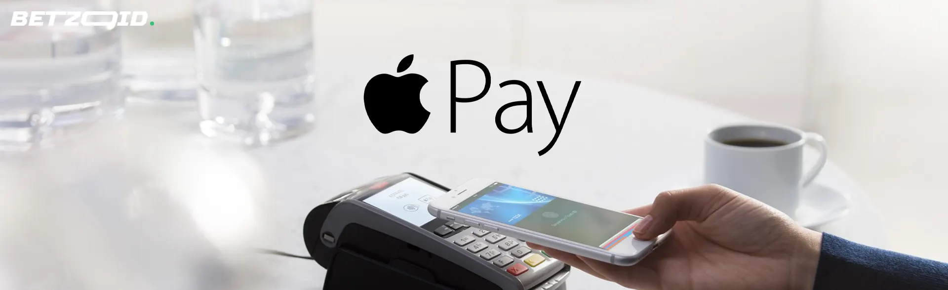 Une personne effectue un paiement au-dessus du logo Apple Pay.