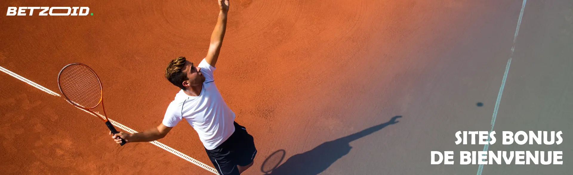Un joueur de tennis se prépare à frapper la balle.