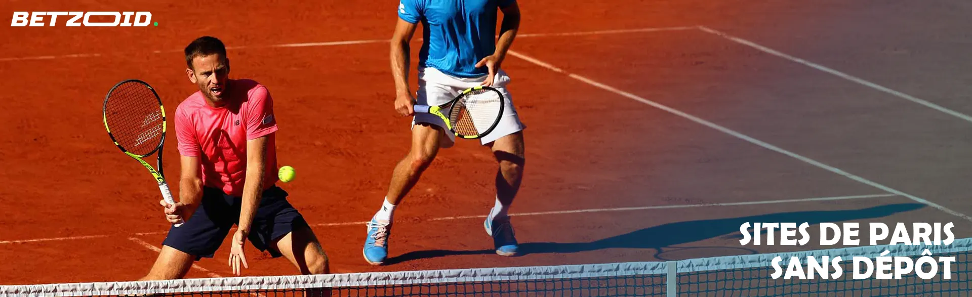 Deux joueurs de tennis jouent au tennis.