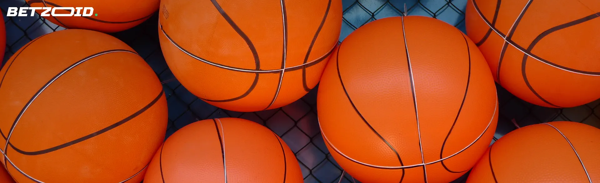 Plusieurs ballons de basket.