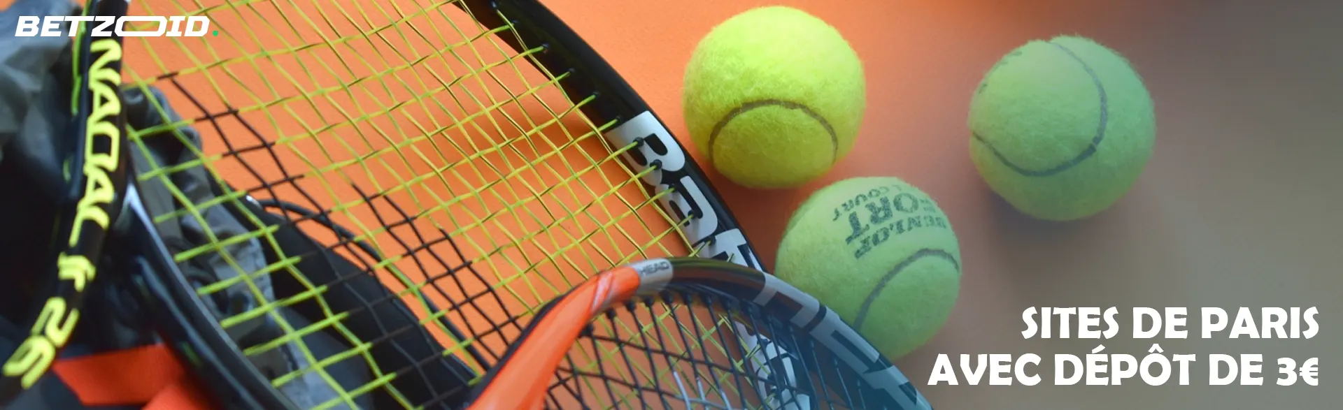 Des raquettes de tennis à côté de balles.