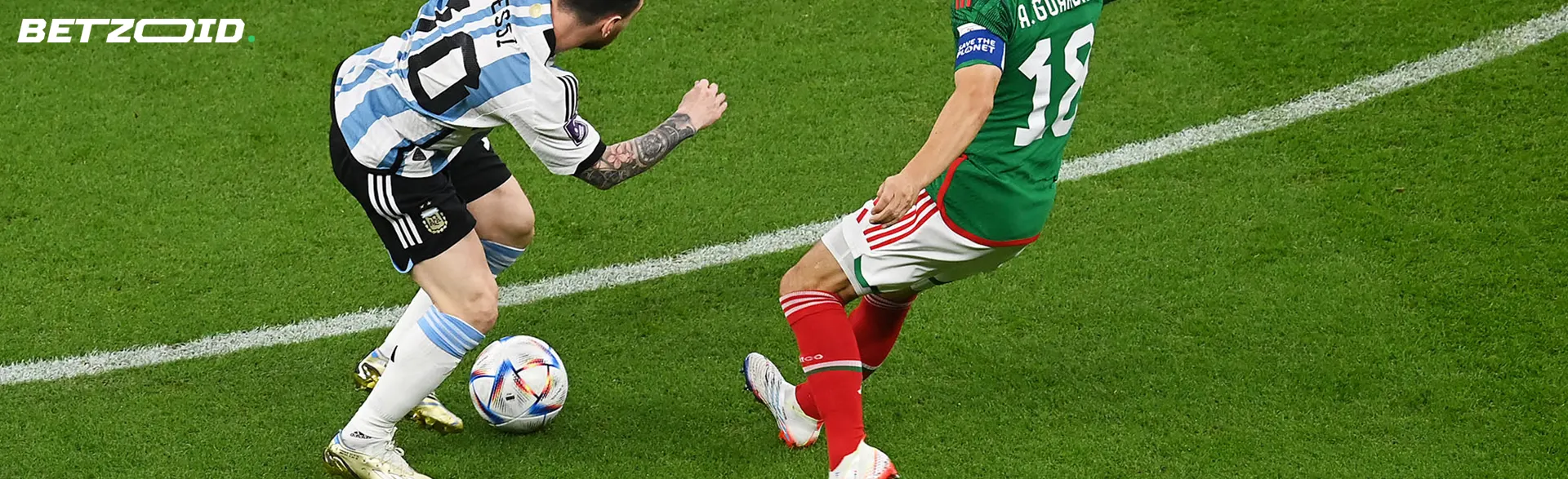 Des footballeurs se disputent le ballon pendant le match.