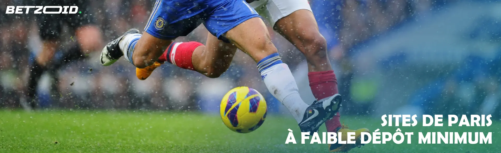 Des footballeurs se disputent le ballon pendant le match.