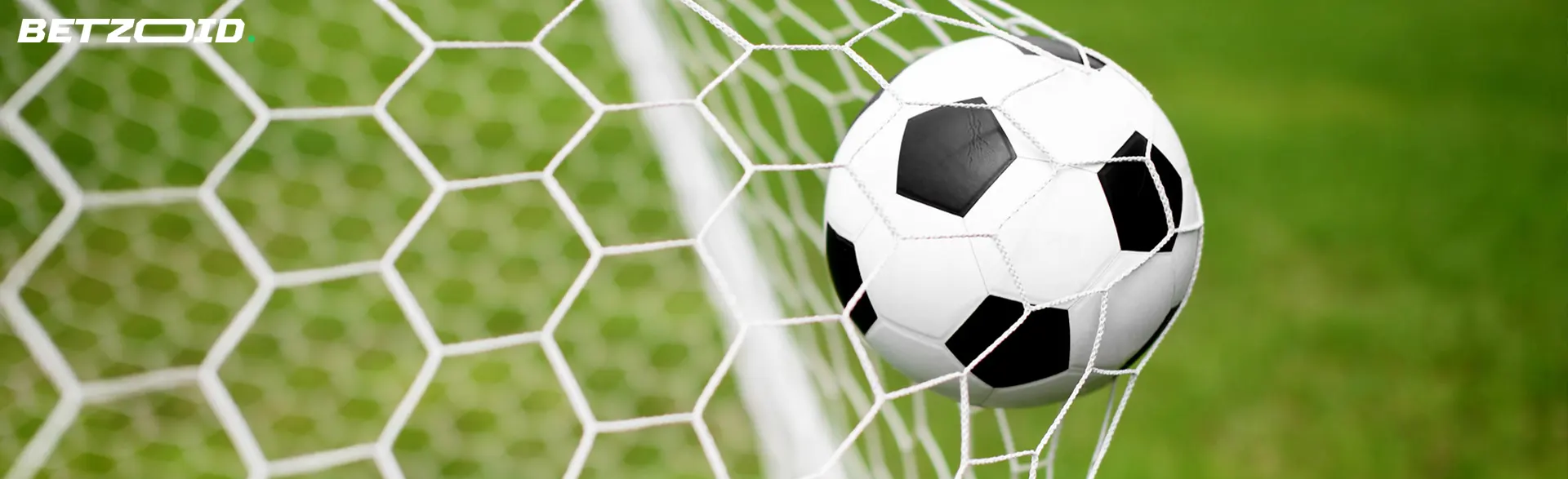 Un ballon de football est entré dans le but.