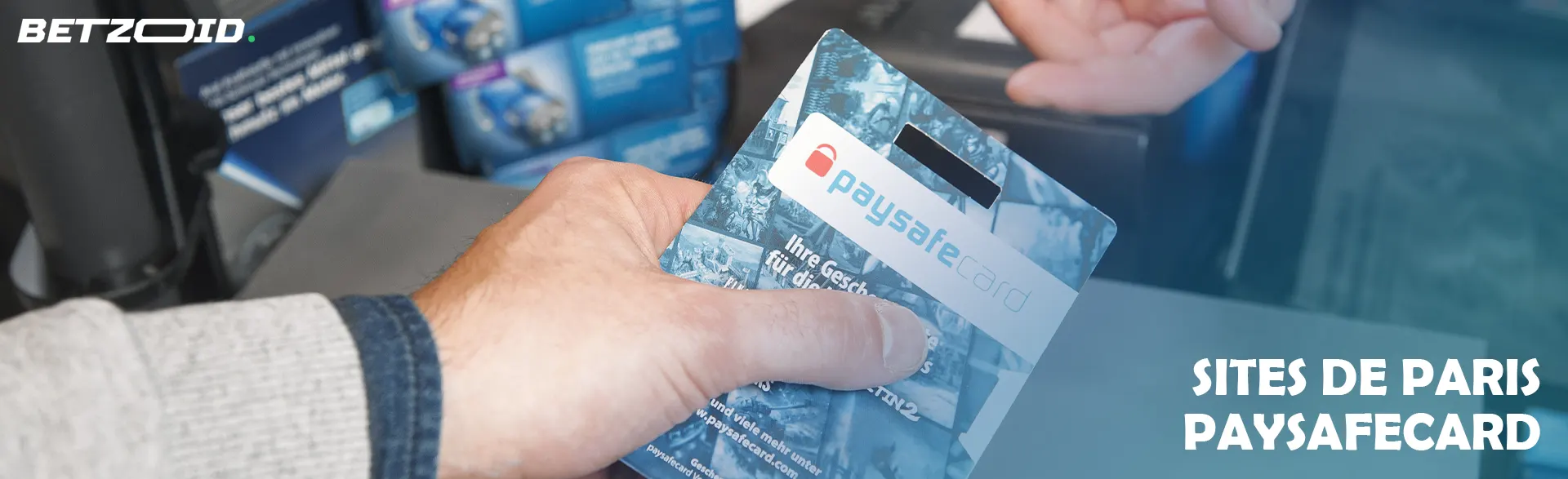 Une carte Paysafecard emballée dans la main d’une personne.