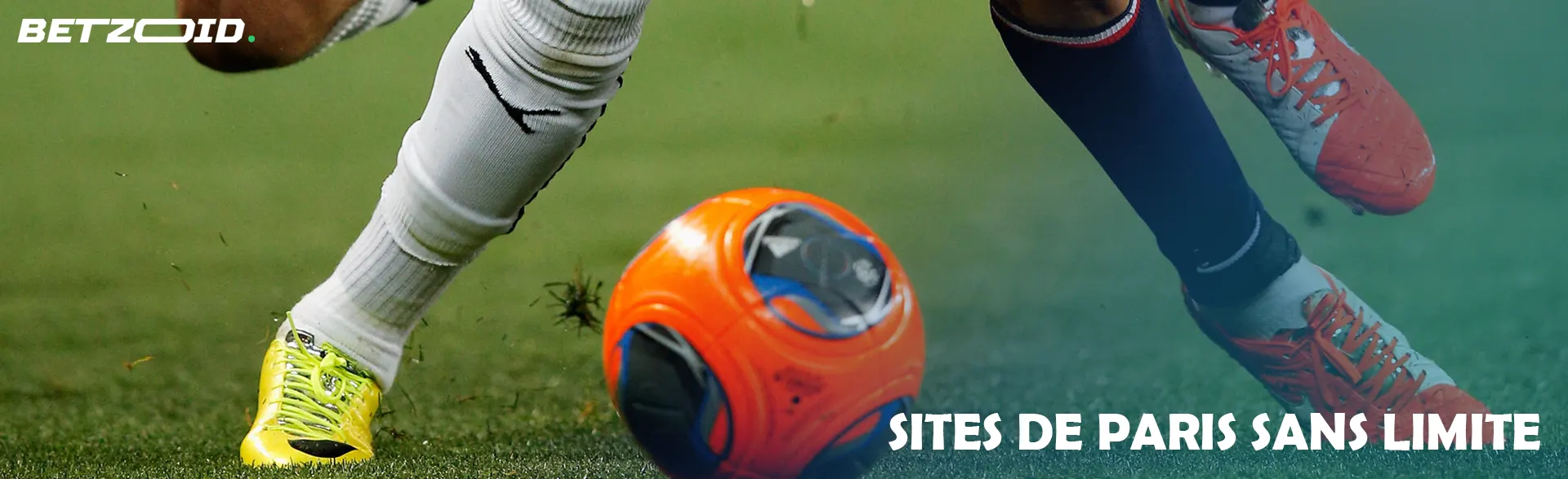 Les jambes de footballeurs se disputant le ballon.