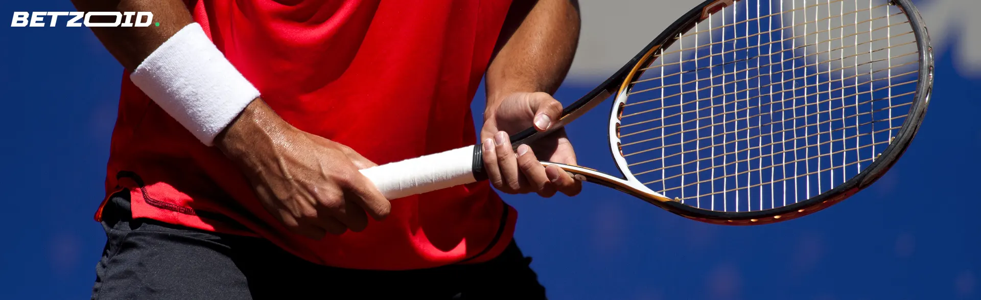 Un joueur de tennis tient une raquette.