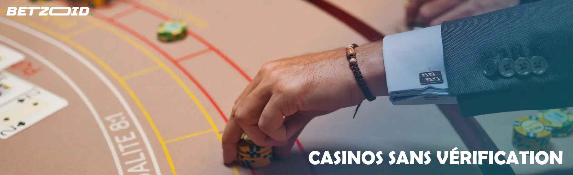 Un joueur place des jetons sur la table de casino.