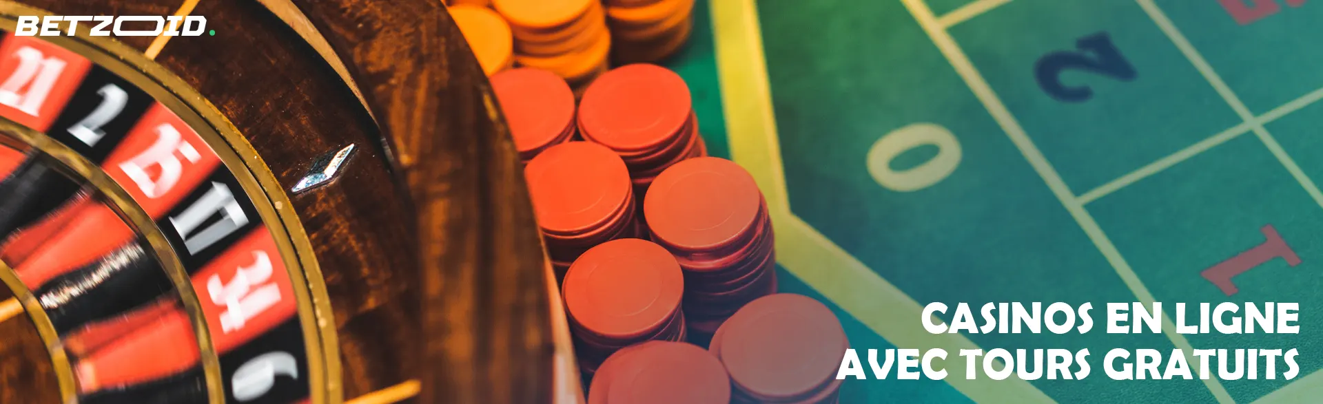 Une roue de roulette à côté de jetons de casino.