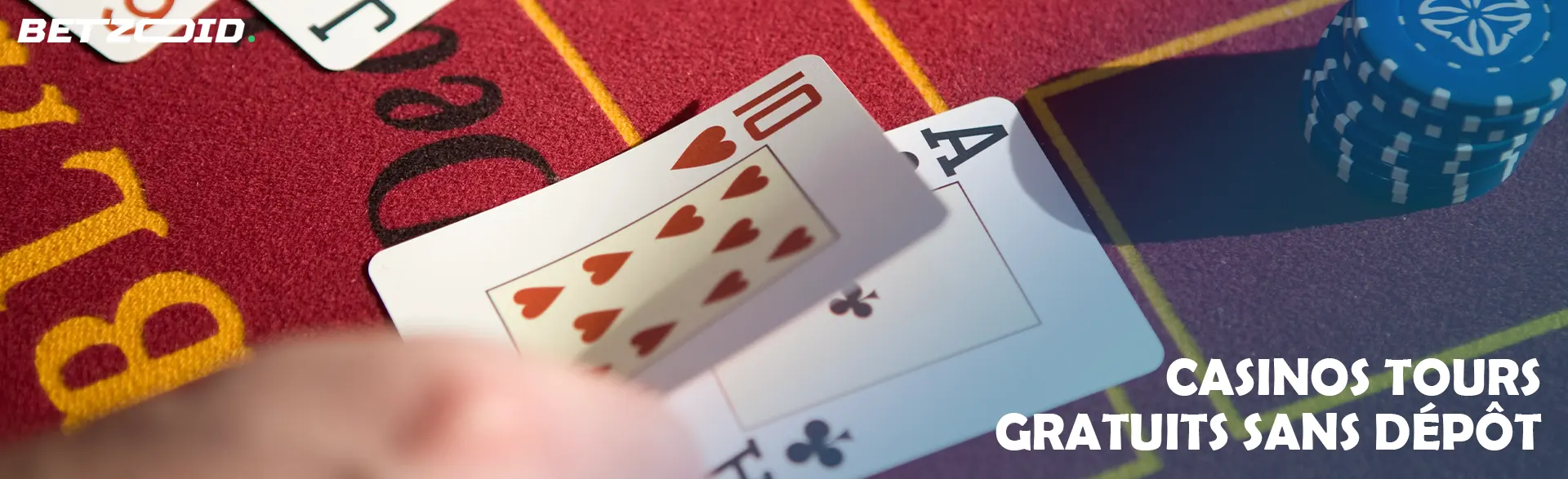 Un joueur pose des cartes sur la table de casino.