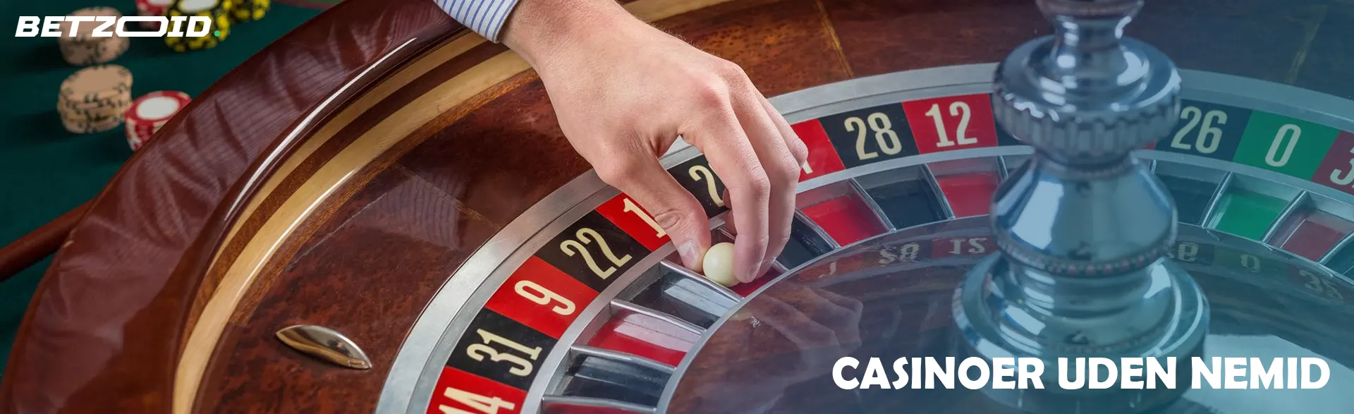 Spilleren placerer kuglen på roulettehjulet.