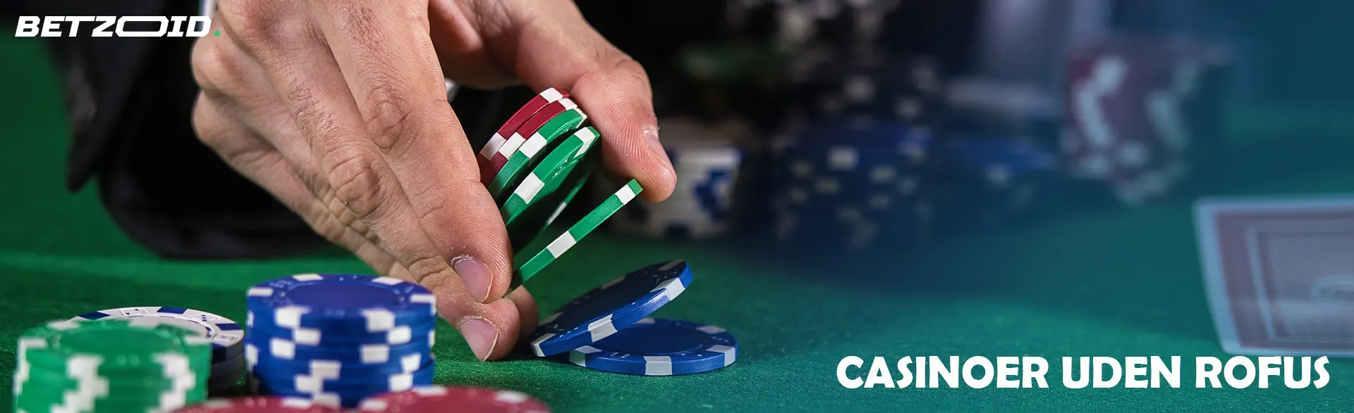 En spiller placerer chips på casinobordet.