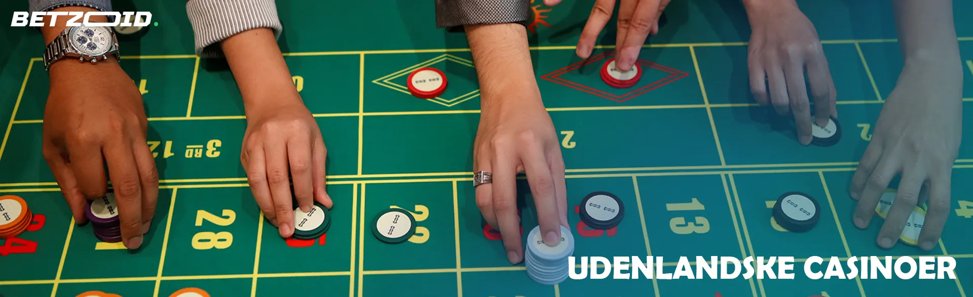 Spillere placerer indsatser med casinochips.