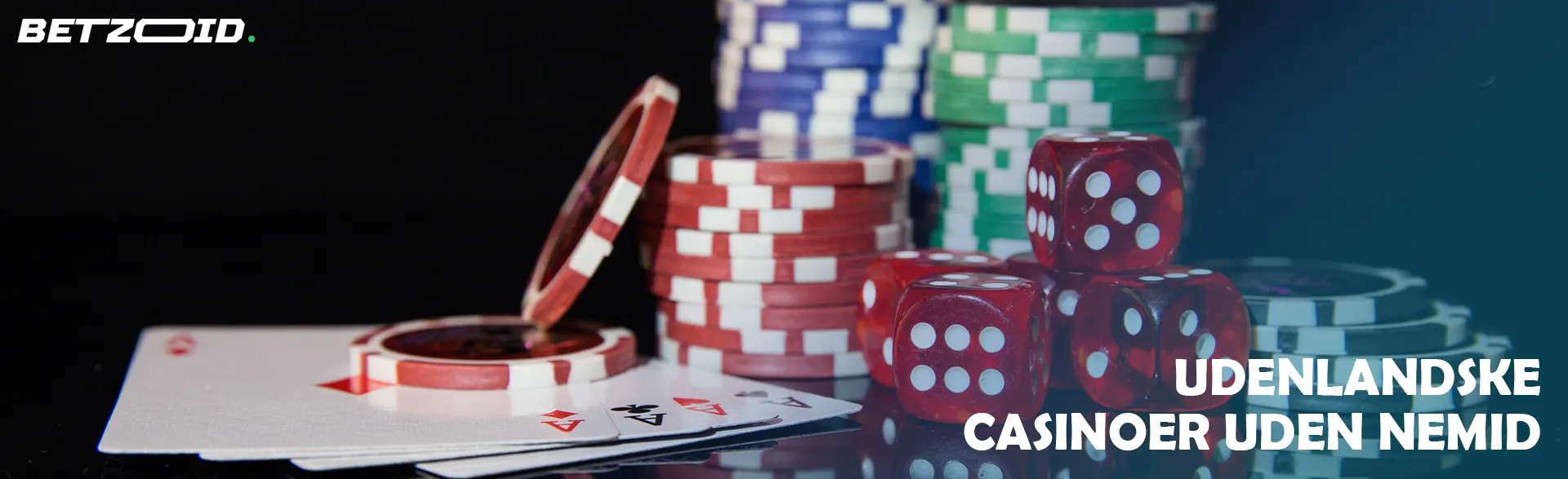 Kort, terninger og chips på en mørk baggrund.