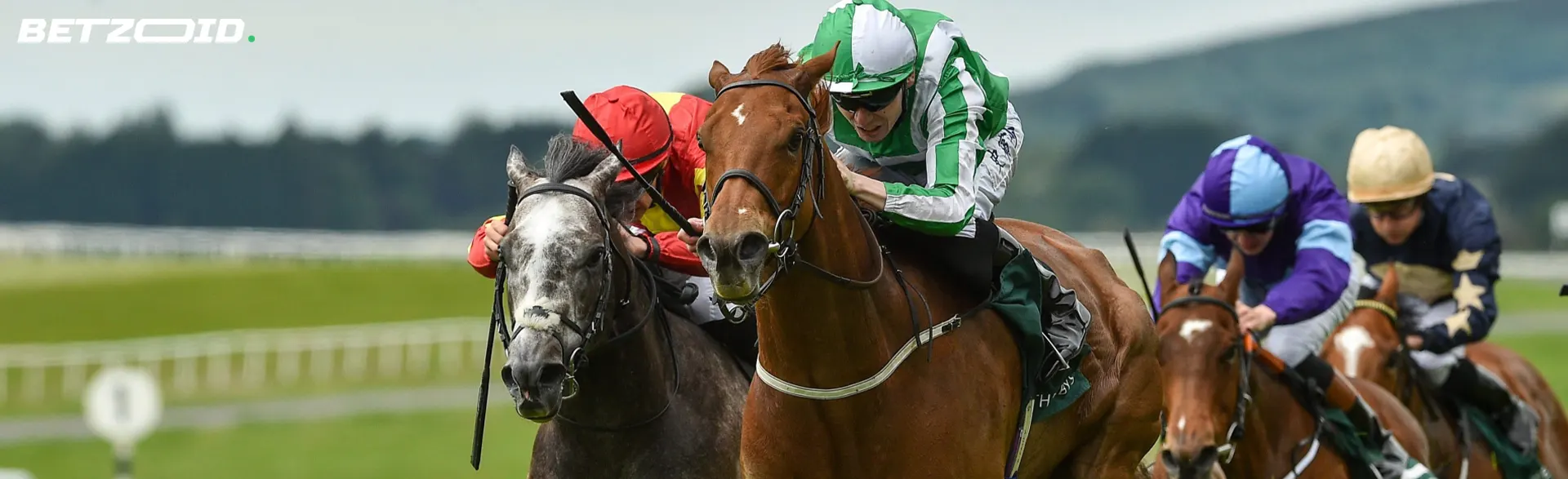 Jockeyer på heste under et væddeløb.