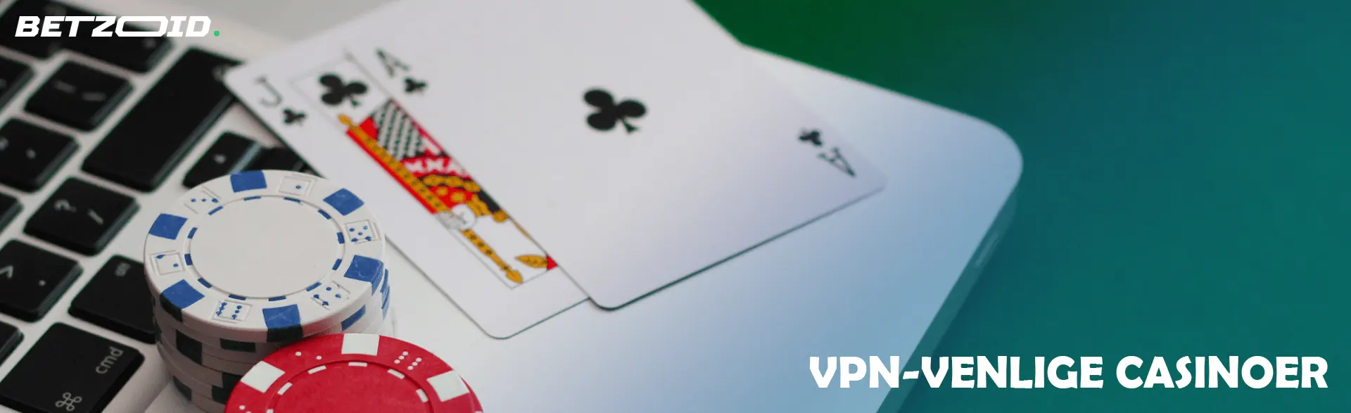 Kort og jetoner ligger på en bærbar computer.