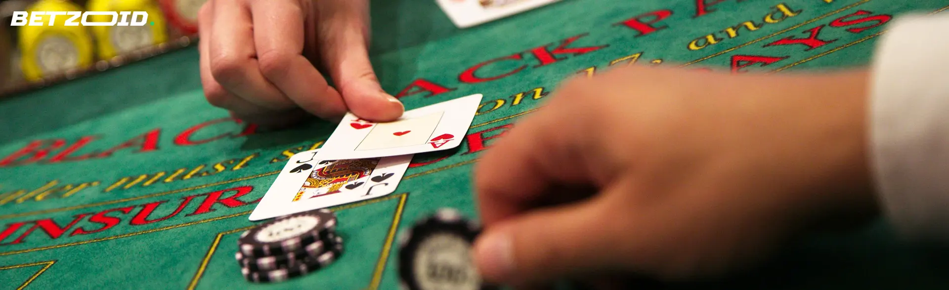 El jugador coloca cartas en la mesa del casino.