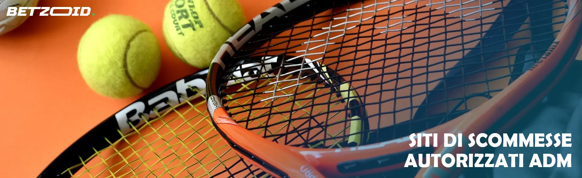 Racchetta e palla da tennis su sfondo arancione.