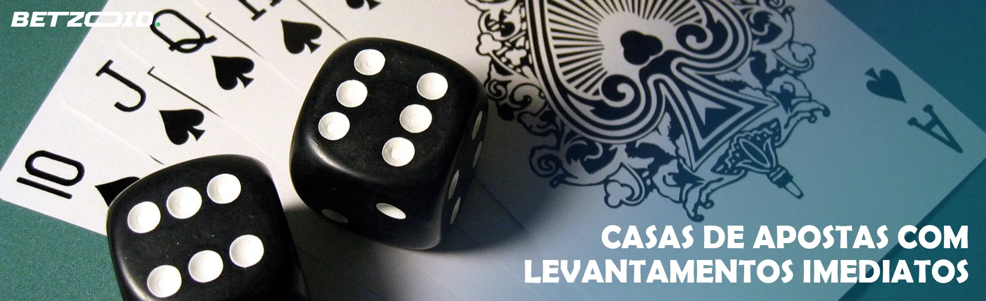 Os dados estão sobre as cartas de jogo.