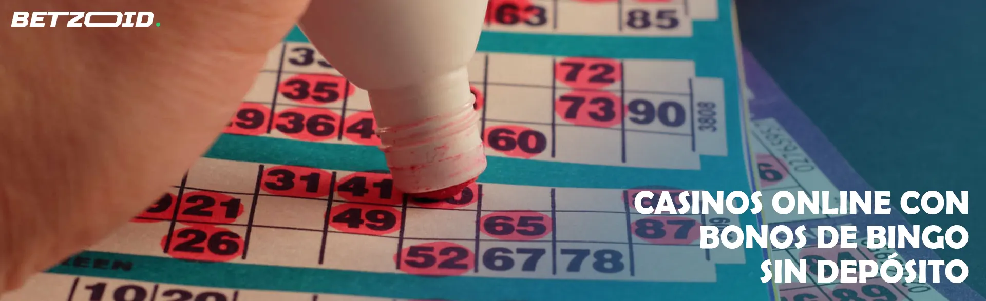 Una persona marca los números ganadores en las tarjetas de bingo.