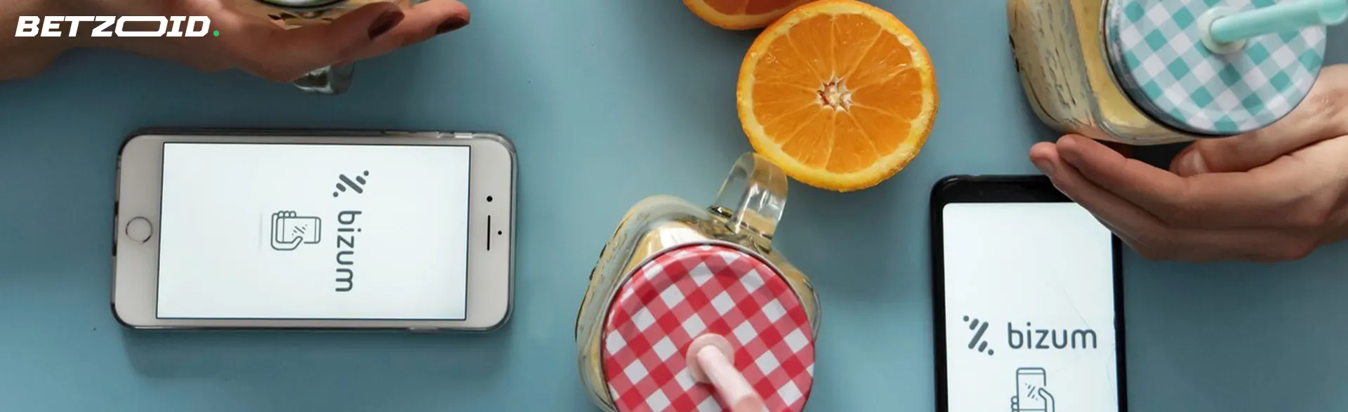 Smartphones con el logo de Bizum rodeado de frutas.