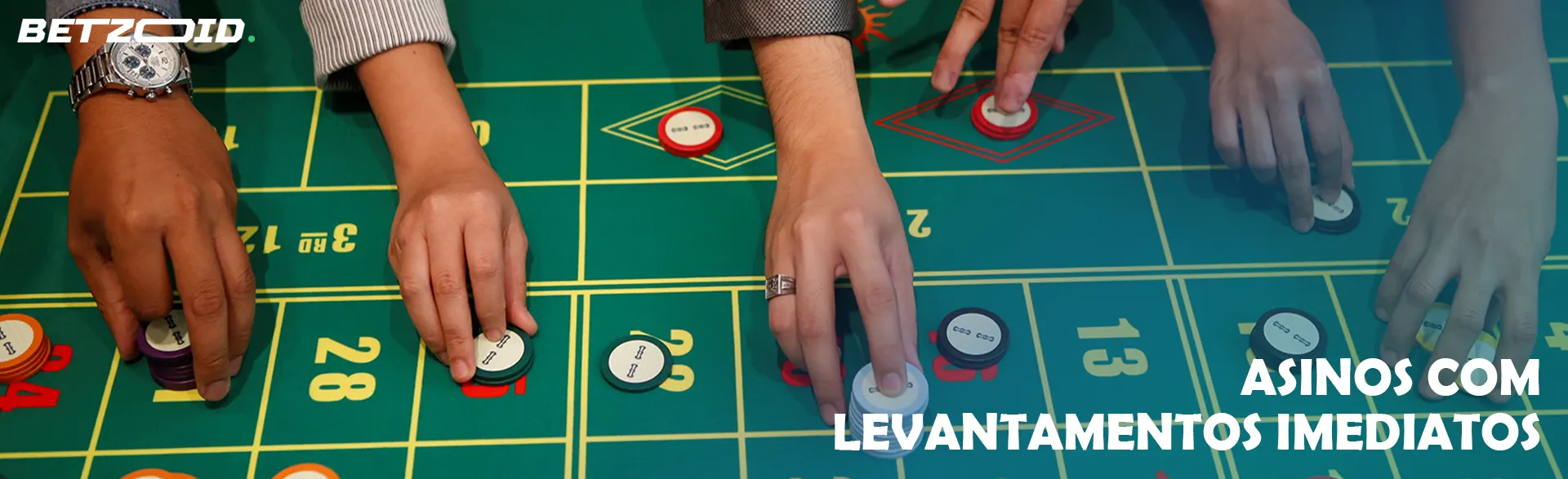 Os jogadores fazem apostas com fichas numa mesa de casino.