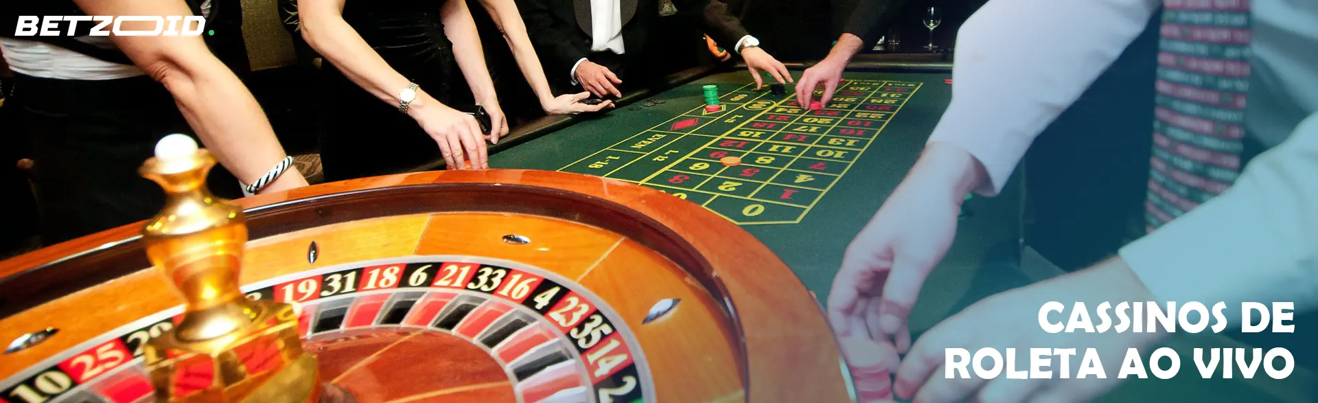 Jogadores ao redor da roleta.