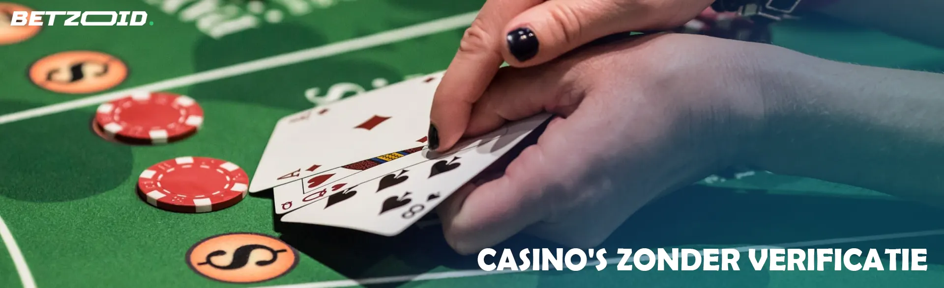 Een speler houdt kaarten vast op een casinotafel.