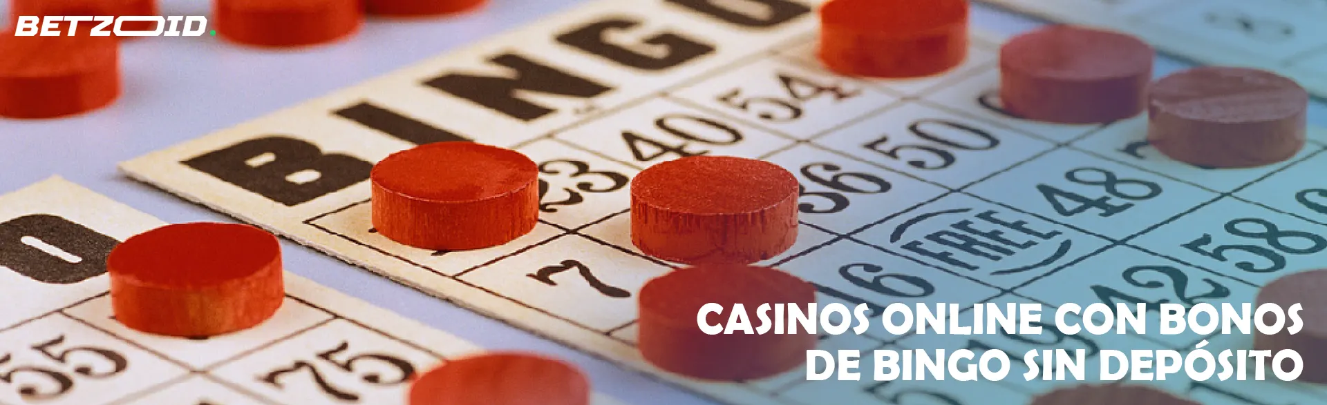 Fichas rojas en hojas de bingo.