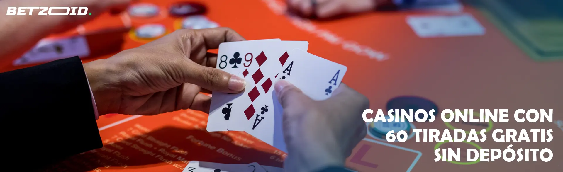 Jugador sosteniendo cartas en el fondo de la mesa del casino.