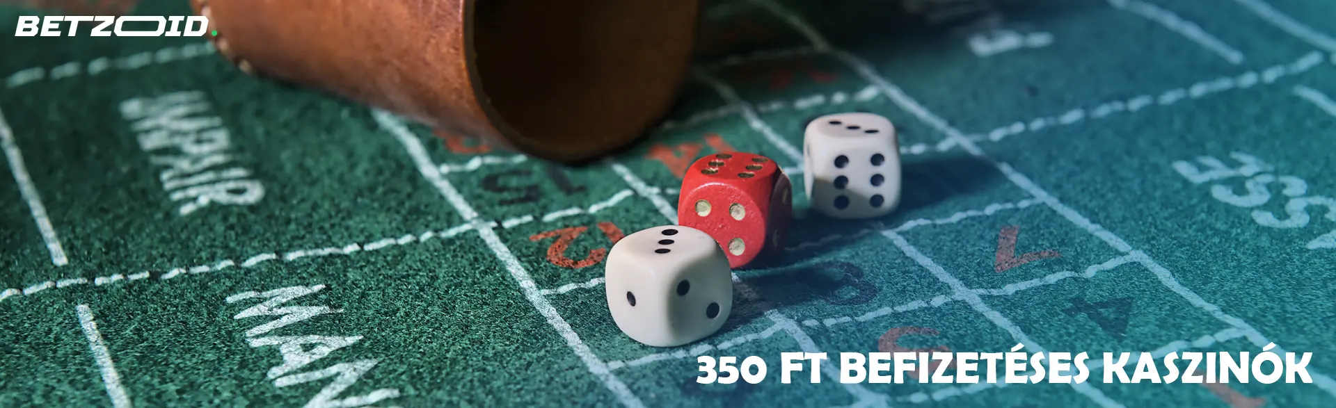 Kocka a dobótál mellett.