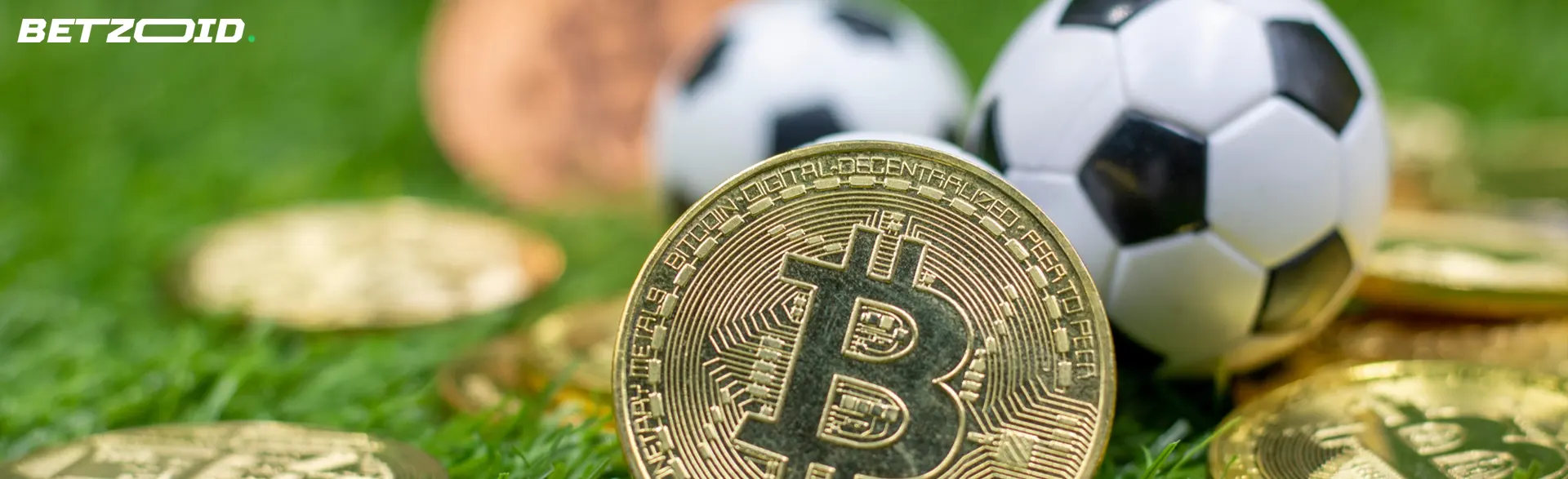 Al lado del balón de fútbol hay una moneda de bitcoin.
