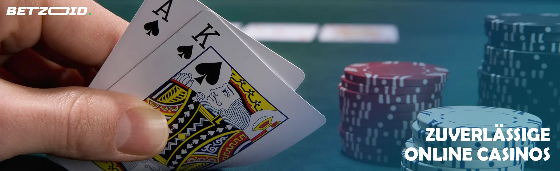 Der Spieler hält die Karten neben die Casino-Chips.