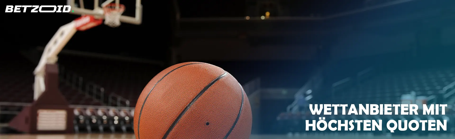 Im Hintergrund des Spielfelds liegt ein Basketball.