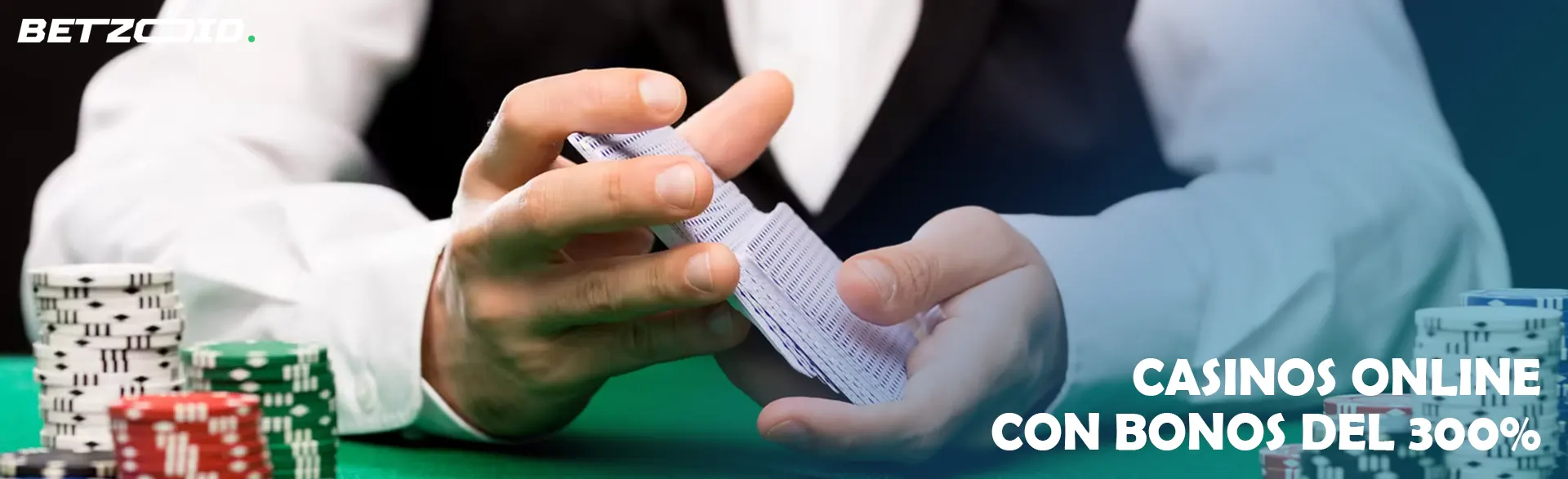 El crupier baraja las cartas junto a las fichas del casino.
